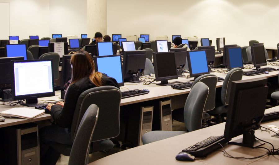 Computerraum, einzelne Studierende sitzen an Arbeitsplätzen