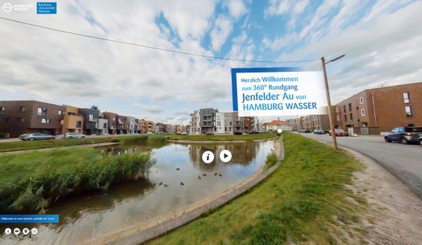 Wohngegend entlang eines Flusses. Auf einem Schild neben dem Fluss steht "Herzlich Willkommen zum 360° Rundgang Jenfelder Au von Hamburg Wasser."